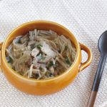 魚とニラの味噌煮込みうどん（調理時間：約10分）対象：後期から